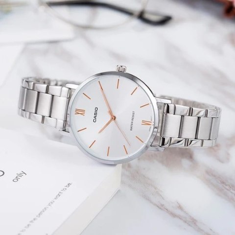 ZEGAREK DAMSKI CASIO LTP-VT01D-7B + BOX (zd613e) ZEGAREK DAMSKI CASIO LTP-VT01D-7B + BOX (zd613e)